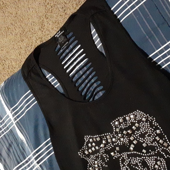 Studded rose tank top from hot topic - Picture 3 of 7